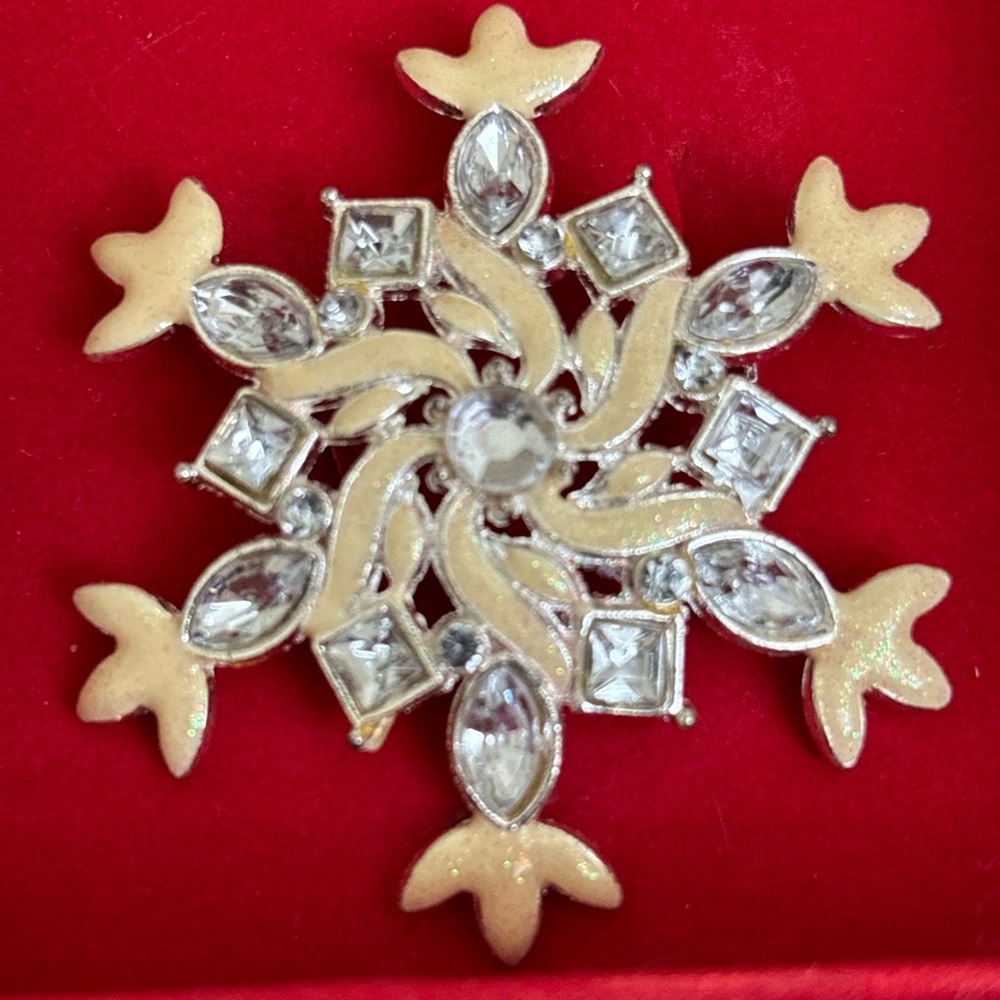 Holiday Lane Macys new in box Christmas pin brooch Star Crystal Red Holiday Box